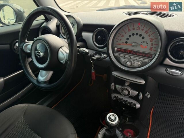 Білий Міні Cooper, об'ємом двигуна 1.6 л та пробігом 236 тис. км за 4500 $, фото 7 на Automoto.ua
