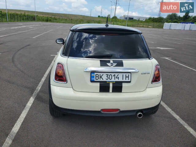 Білий Міні Cooper, об'ємом двигуна 1.6 л та пробігом 232 тис. км за 3900 $, фото 5 на Automoto.ua