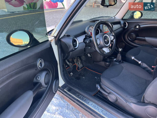 Белый Мини Купер, объемом двигателя 1.6 л и пробегом 236 тыс. км за 5550 $, фото 7 на Automoto.ua