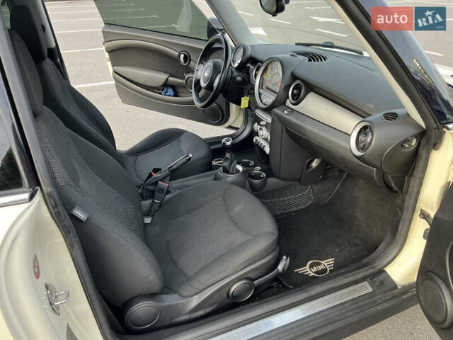 Белый Мини Купер, объемом двигателя 1.4 л и пробегом 222 тыс. км за 5500 $, фото 8 на Automoto.ua