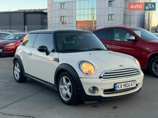 Белый Мини Купер, объемом двигателя 1.6 л и пробегом 236 тыс. км за 5550 $, фото 1 на Automoto.ua
