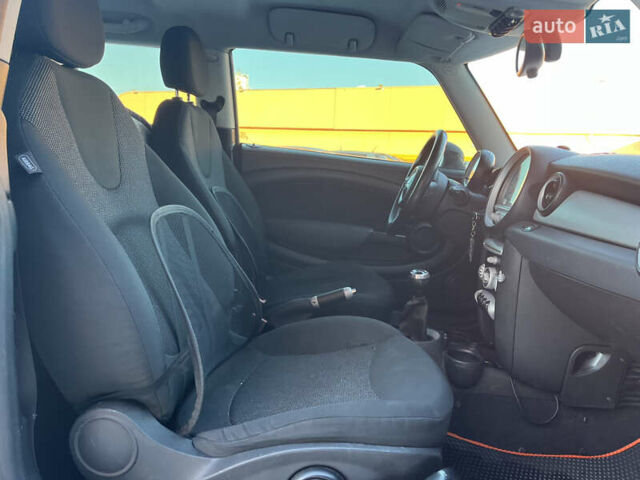 Белый Мини Купер, объемом двигателя 1.6 л и пробегом 236 тыс. км за 5550 $, фото 12 на Automoto.ua