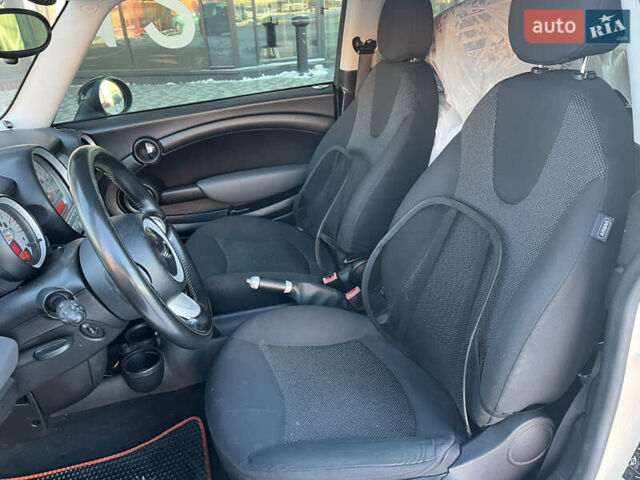 Белый Мини Купер, объемом двигателя 1.6 л и пробегом 236 тыс. км за 5550 $, фото 6 на Automoto.ua