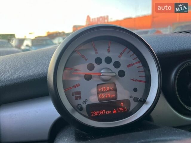 Белый Мини Купер, объемом двигателя 1.6 л и пробегом 236 тыс. км за 5550 $, фото 8 на Automoto.ua