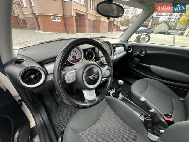 Белый Мини Купер, объемом двигателя 1.6 л и пробегом 178 тыс. км за 6499 $, фото 14 на Automoto.ua