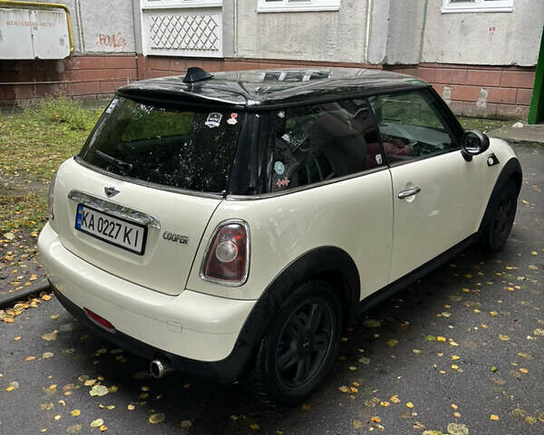 Білий Міні Cooper, об'ємом двигуна 1.6 л та пробігом 255 тис. км за 4600 $, фото 1 на Automoto.ua