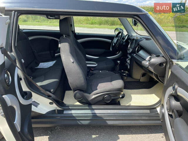 Білий Міні Cooper, об'ємом двигуна 1.6 л та пробігом 296 тис. км за 6600 $, фото 4 на Automoto.ua