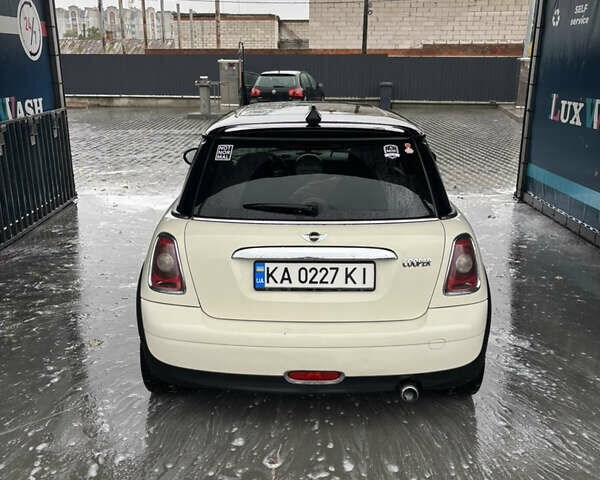 Білий Міні Cooper, об'ємом двигуна 1.6 л та пробігом 255 тис. км за 4600 $, фото 8 на Automoto.ua