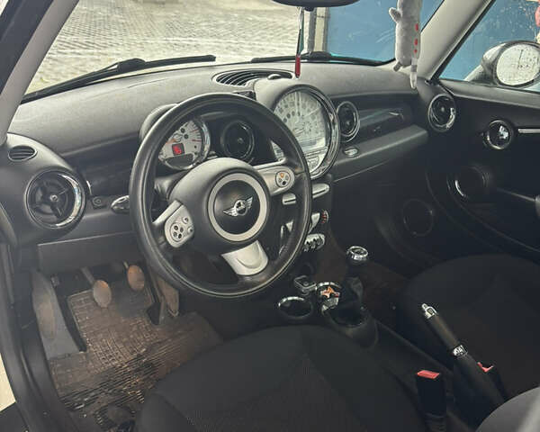 Білий Міні Cooper, об'ємом двигуна 1.6 л та пробігом 255 тис. км за 4600 $, фото 12 на Automoto.ua
