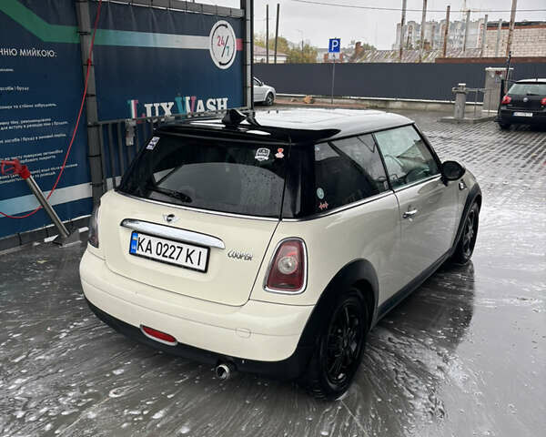 Білий Міні Cooper, об'ємом двигуна 1.6 л та пробігом 255 тис. км за 4600 $, фото 4 на Automoto.ua