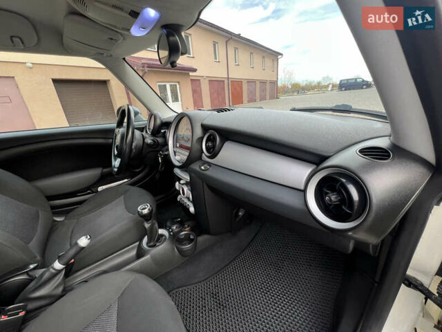 Белый Мини Купер, объемом двигателя 1.6 л и пробегом 178 тыс. км за 6499 $, фото 22 на Automoto.ua