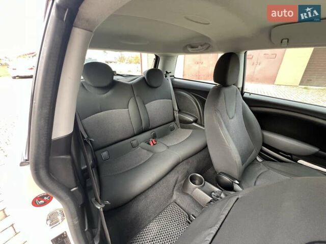 Белый Мини Купер, объемом двигателя 1.6 л и пробегом 178 тыс. км за 6499 $, фото 21 на Automoto.ua