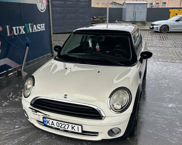 Белый Мини Купер, объемом двигателя 1.6 л и пробегом 255 тыс. км за 4100 $, фото 2 на Automoto.ua