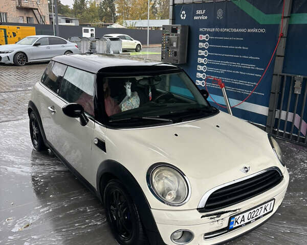Білий Міні Cooper, об'ємом двигуна 1.6 л та пробігом 255 тис. км за 4600 $, фото 3 на Automoto.ua