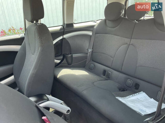 Білий Міні Cooper, об'ємом двигуна 1.6 л та пробігом 296 тис. км за 6600 $, фото 5 на Automoto.ua
