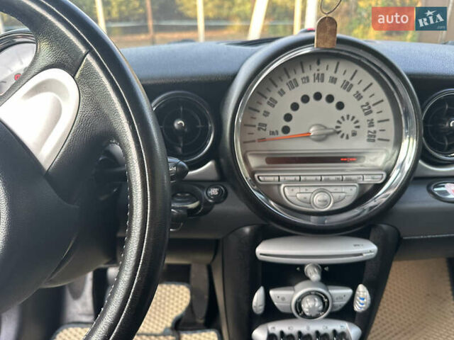Білий Міні Cooper, об'ємом двигуна 1.6 л та пробігом 296 тис. км за 6600 $, фото 12 на Automoto.ua