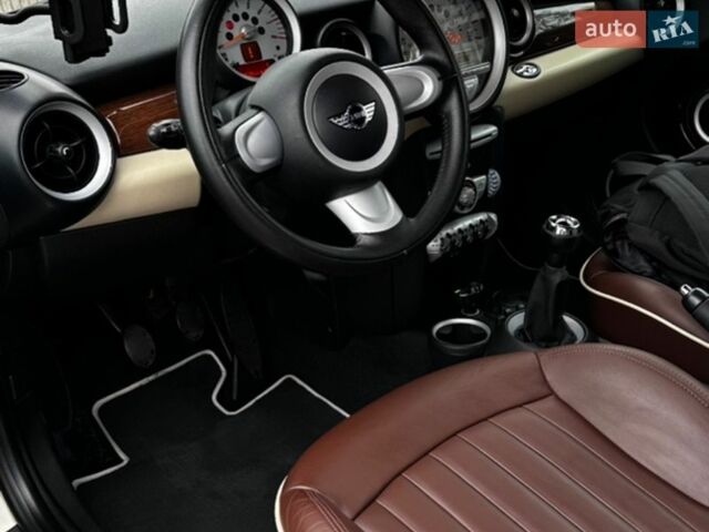 Белый Мини Купер, объемом двигателя 1.6 л и пробегом 221 тыс. км за 8100 $, фото 15 на Automoto.ua