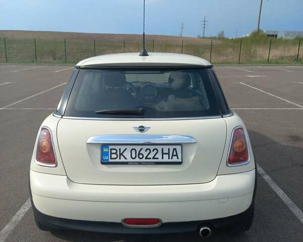 Білий Міні Cooper, об'ємом двигуна 1.4 л та пробігом 211 тис. км за 4500 $, фото 3 на Automoto.ua