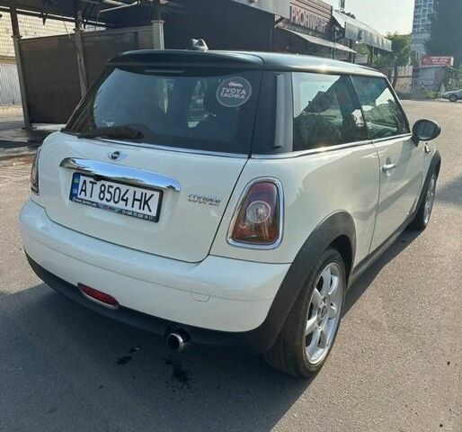 Белый Мини Купер, объемом двигателя 1.6 л и пробегом 227 тыс. км за 5800 $, фото 5 на Automoto.ua