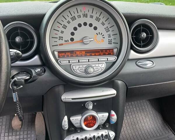 Білий Міні Cooper, об'ємом двигуна 1.4 л та пробігом 211 тис. км за 4500 $, фото 6 на Automoto.ua