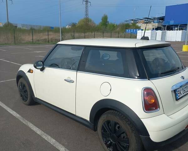 Білий Міні Cooper, об'ємом двигуна 1.4 л та пробігом 211 тис. км за 4500 $, фото 4 на Automoto.ua