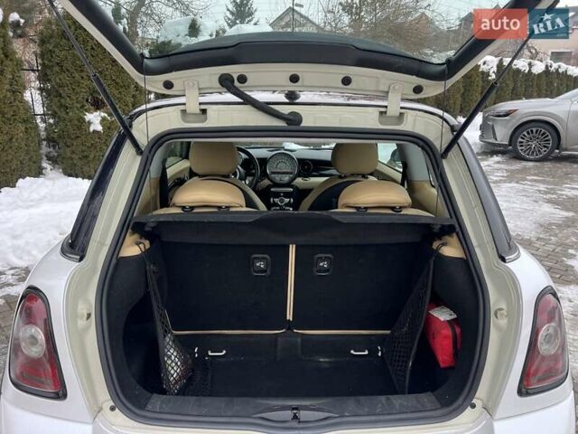 Білий Міні Cooper, об'ємом двигуна 1.6 л та пробігом 131 тис. км за 7999 $, фото 10 на Automoto.ua