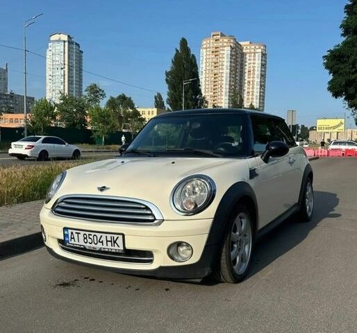 Белый Мини Купер, объемом двигателя 1.6 л и пробегом 227 тыс. км за 5800 $, фото 1 на Automoto.ua