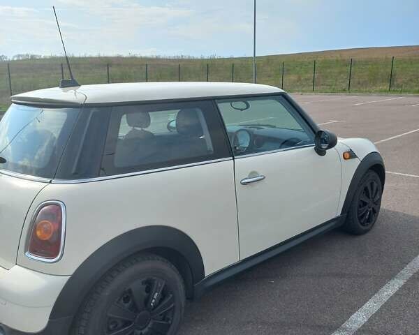 Білий Міні Cooper, об'ємом двигуна 1.4 л та пробігом 211 тис. км за 4500 $, фото 2 на Automoto.ua