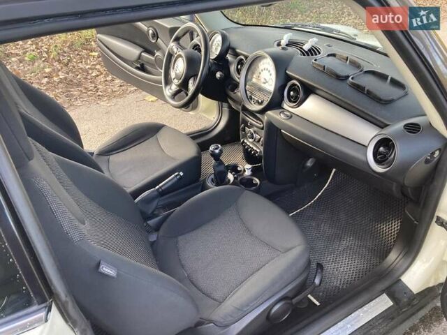 Мини Купер 2010 в Львове на Automoto.ua Белый Мини Купер, объемом двигателя 1.6 л и пробегом 195 тыс. км за 4799 $, фото 18 на Automoto.ua