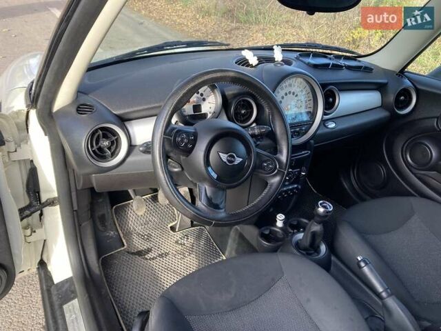 Мини Купер 2010 в Львове на Automoto.ua Белый Мини Купер, объемом двигателя 1.6 л и пробегом 195 тыс. км за 4799 $, фото 15 на Automoto.ua
