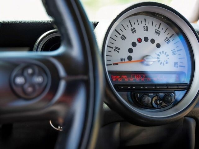 Білий Міні Cooper, об'ємом двигуна 1.6 л та пробігом 158 тис. км за 7500 $, фото 8 на Automoto.ua