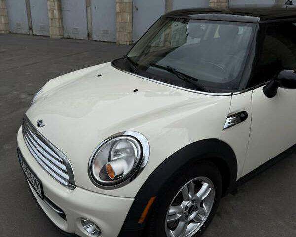 Белый Мини Купер, объемом двигателя 1.6 л и пробегом 132 тыс. км за 7950 $, фото 1 на Automoto.ua