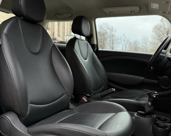 Белый Мини Купер, объемом двигателя 1.6 л и пробегом 132 тыс. км за 7950 $, фото 17 на Automoto.ua