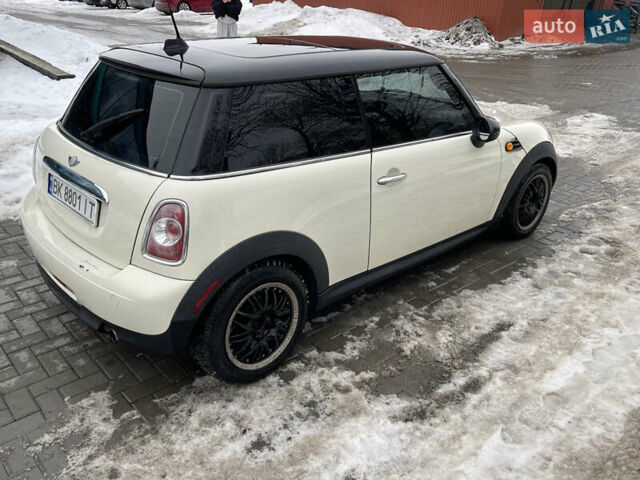 Белый Мини Купер, объемом двигателя 1.6 л и пробегом 250 тыс. км за 7000 $, фото 4 на Automoto.ua