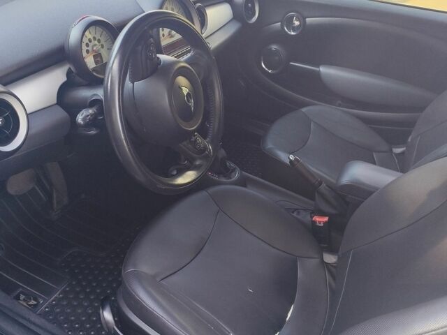 Белый Мини Купер, объемом двигателя 1.6 л и пробегом 220 тыс. км за 7000 $, фото 5 на Automoto.ua