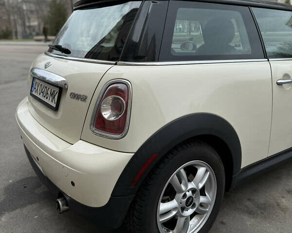 Белый Мини Купер, объемом двигателя 1.6 л и пробегом 132 тыс. км за 7950 $, фото 7 на Automoto.ua
