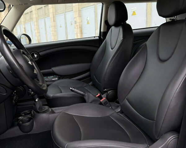 Белый Мини Купер, объемом двигателя 1.6 л и пробегом 132 тыс. км за 7950 $, фото 13 на Automoto.ua