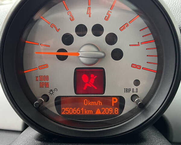 Белый Мини Купер, объемом двигателя 1.6 л и пробегом 250 тыс. км за 7000 $, фото 24 на Automoto.ua