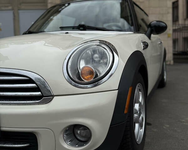 Белый Мини Купер, объемом двигателя 1.6 л и пробегом 132 тыс. км за 7950 $, фото 3 на Automoto.ua