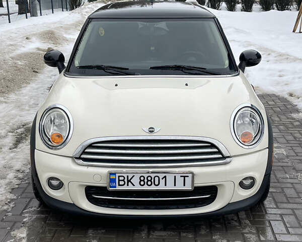 Белый Мини Купер, объемом двигателя 1.6 л и пробегом 250 тыс. км за 7000 $, фото 1 на Automoto.ua