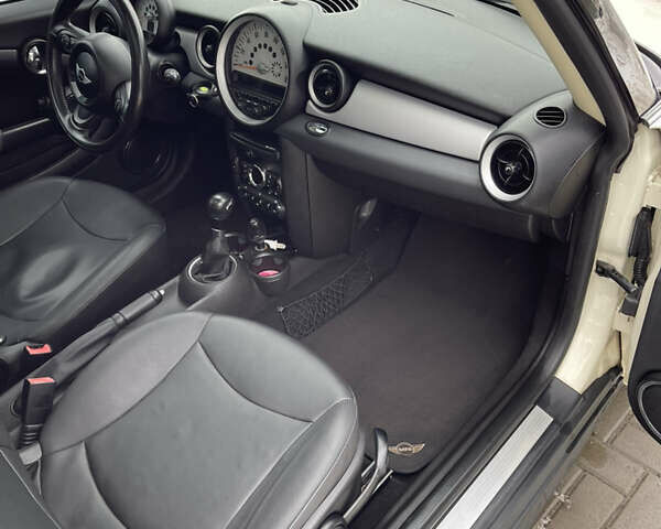 Белый Мини Купер, объемом двигателя 1.6 л и пробегом 250 тыс. км за 7000 $, фото 8 на Automoto.ua