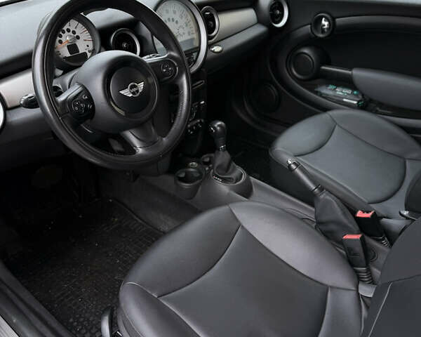 Белый Мини Купер, объемом двигателя 1.6 л и пробегом 132 тыс. км за 7950 $, фото 10 на Automoto.ua