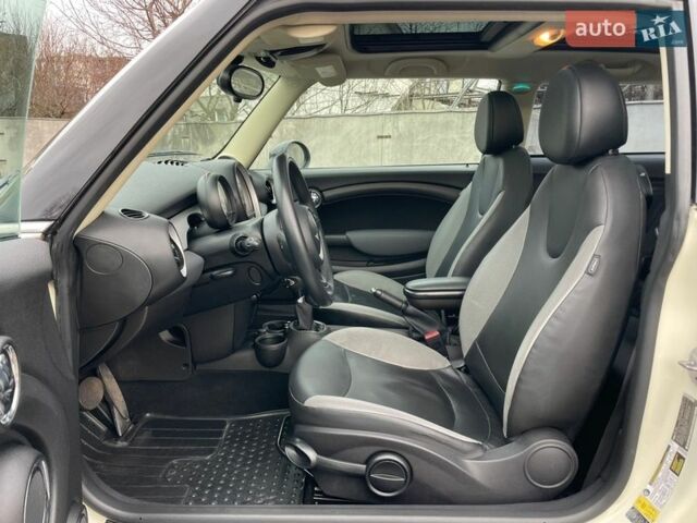 Белый Мини Купер, объемом двигателя 1.6 л и пробегом 178 тыс. км за 6990 $, фото 10 на Automoto.ua