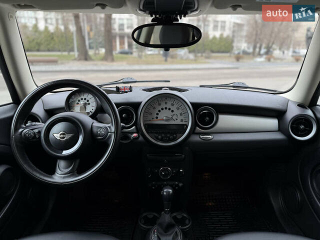 Белый Мини Купер, объемом двигателя 1.6 л и пробегом 132 тыс. км за 7950 $, фото 19 на Automoto.ua