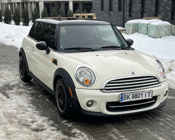 Белый Мини Купер, объемом двигателя 1.6 л и пробегом 250 тыс. км за 7000 $, фото 2 на Automoto.ua