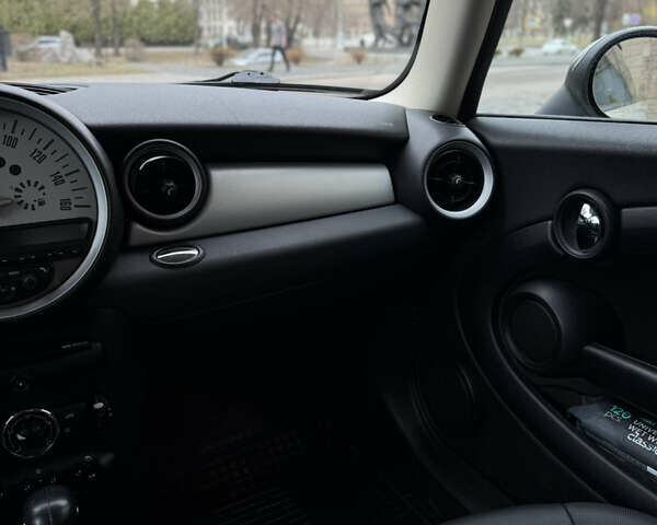 Белый Мини Купер, объемом двигателя 1.6 л и пробегом 132 тыс. км за 7950 $, фото 21 на Automoto.ua