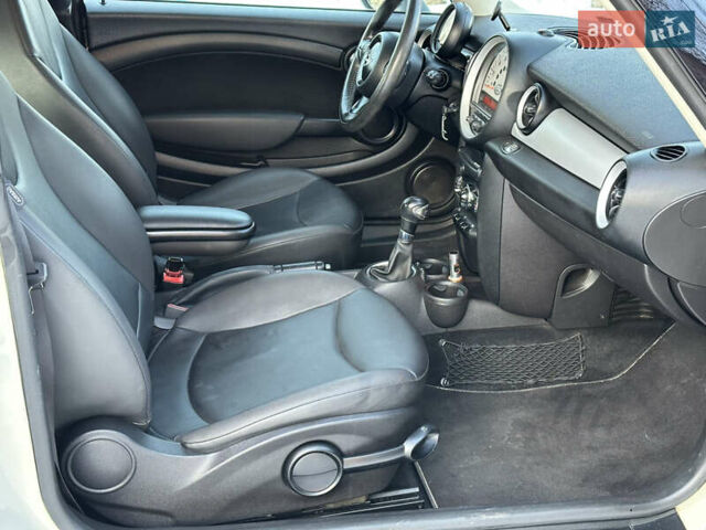 Білий Міні Cooper, об'ємом двигуна 1.6 л та пробігом 208 тис. км за 6500 $, фото 13 на Automoto.ua