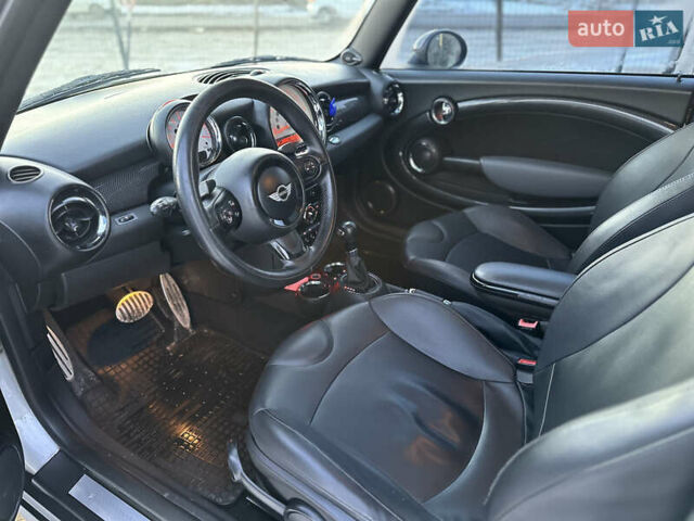 Білий Міні Cooper, об'ємом двигуна 1.6 л та пробігом 233 тис. км за 7490 $, фото 31 на Automoto.ua