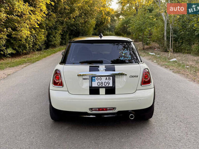 Білий Міні Cooper, об'ємом двигуна 1.6 л та пробігом 201 тис. км за 7400 $, фото 5 на Automoto.ua