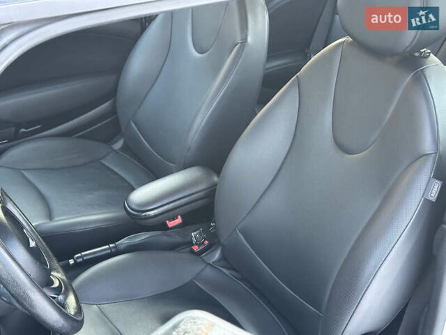 Білий Міні Cooper, об'ємом двигуна 1.6 л та пробігом 208 тис. км за 6500 $, фото 10 на Automoto.ua